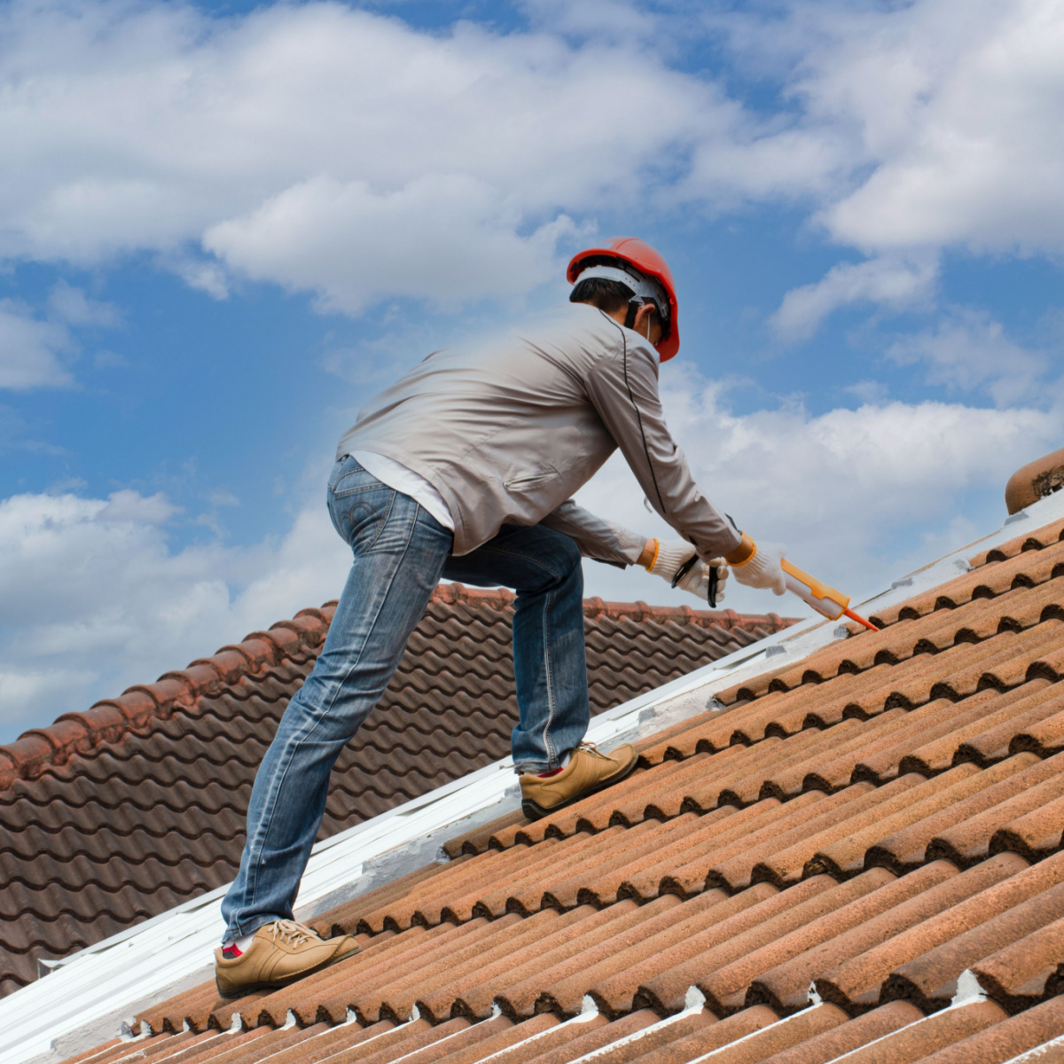 A Houston roofing contractor conducts a Cinco Ranch emergency roof leak repair.
