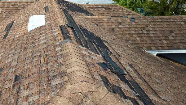 Kingwood roofing showing signs of being in need of a Kingwood roof repair from Houston roof experts.